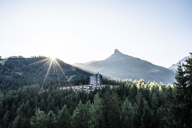 Inmitten der Osttiroler Natur lädt das Gradonna_s Mountain Resort zum Atmen frischer Bergluft ein (©Foto: Schultz Gruppe)